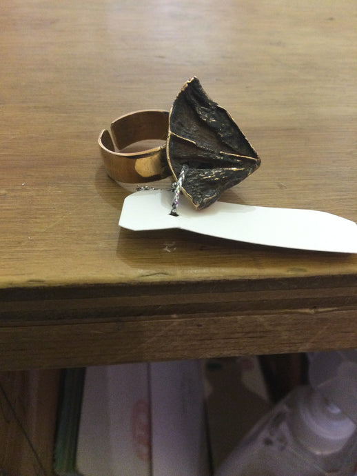 Bronze ring T 2x3x3.5 cm.